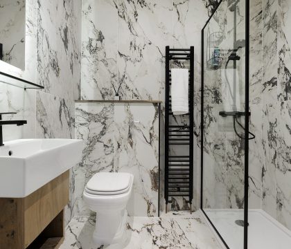 Bakers Flat Master Bedroom Ensuite - StayCotswold