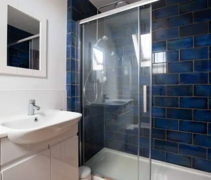 Kingsley House Master Bedroom Ensuite - StayCotswold