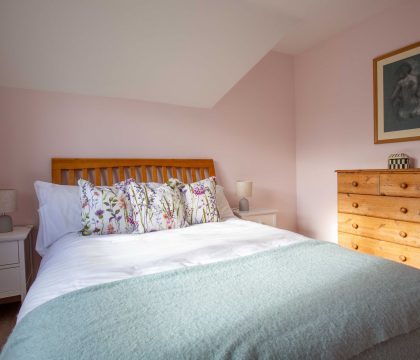 Kingsley House Bedroom 2 - StayCotswold