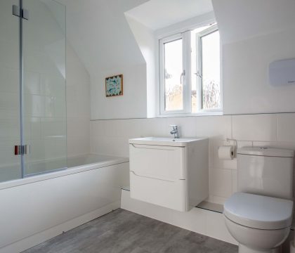 Kingsley House Family Bathroom - StayCotswold
