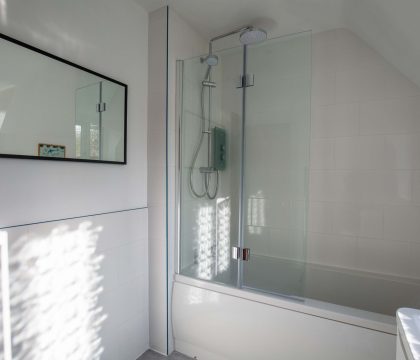 Kingsley House Family Bathroom - StayCotswold