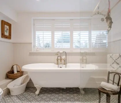 Stonecrop Cottage Family Bathroom - StayCotswold