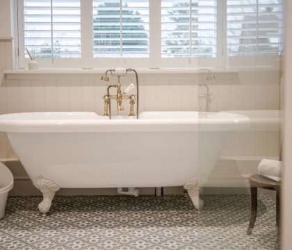 Stonecrop Cottage Family Bathroom - StayCotswold