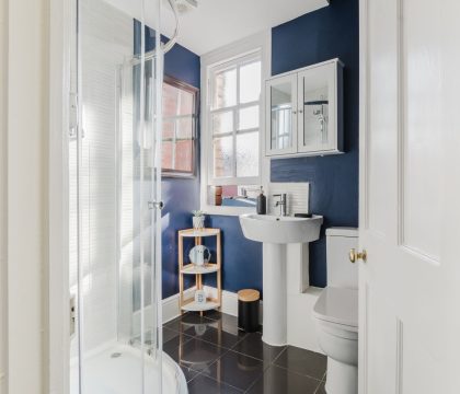 Licatas Apartment Shower Room - StayCotswold