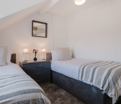 Licatas Apartment Bedroom 2 - StayCotswold