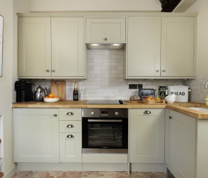 Little Bird Cottage Kitchen - StayCotswold