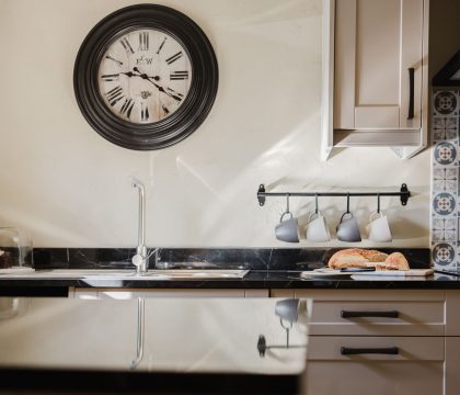 Cobblers Cottage Kitchen - StayCotswold