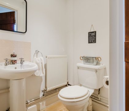 Cobblers Cottage Cloakroom - StayCotswold