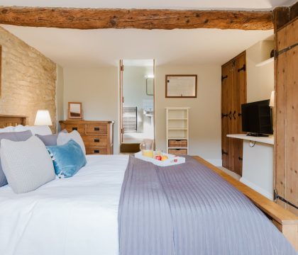 Cobblers Cottage Double Bed - StayCotswold