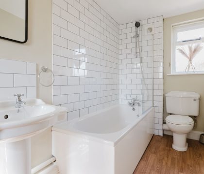 Cobblers Cottage Bathroom - StayCotswold