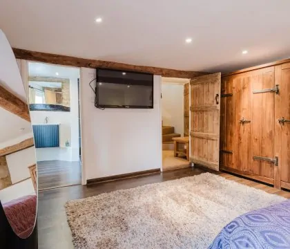Ringers Cottage Master Bedroom - StayCotswold