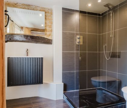 Ringers Cottage Master Bedroom Ensuite - StayCotswold