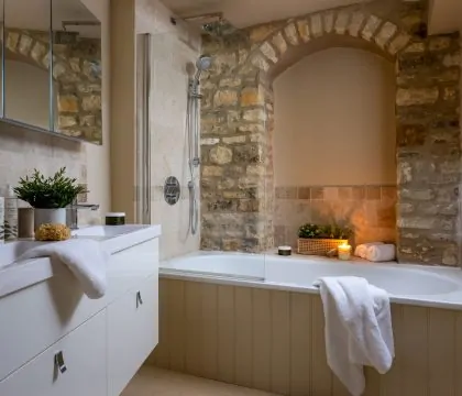 Gisleburtus House Bathroom - StayCotswold