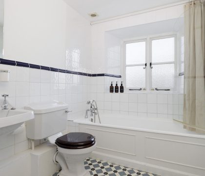Green Farm House Master Bedroom Ensuite - StayCotswold