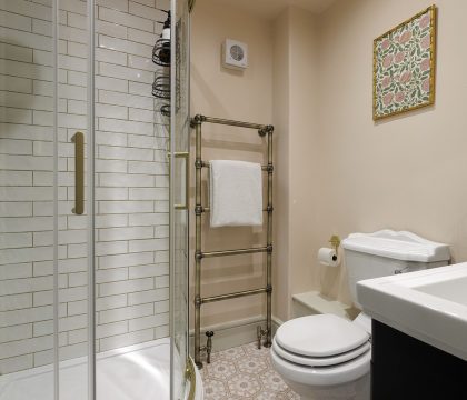 The Barley Apartment at Cowley House Master Bedroom Ensuite - StayCotswold