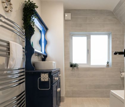 Holly Tree Cottage Family Bathroom- StayCotswold
