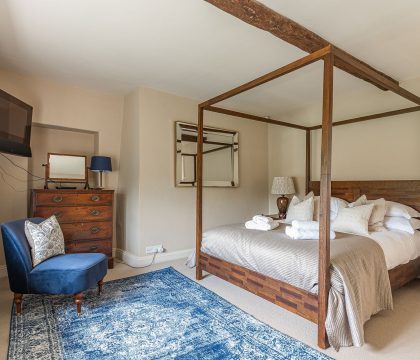 Greenview Cottage Master Bedroom - StayCotswold
