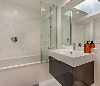 The Nook Bathroom - StayCotswold