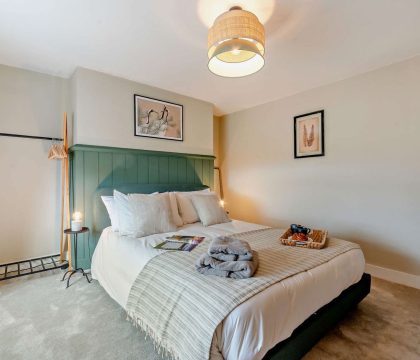 Molls Yard Bedroom 2 - StayCotswold