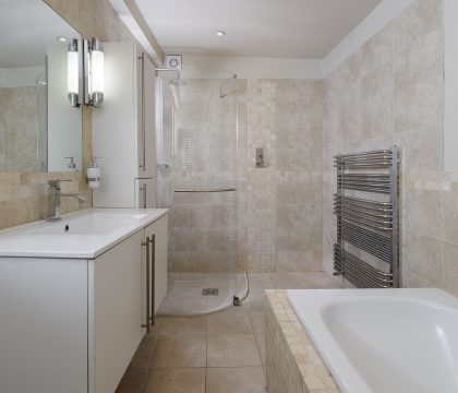Green Farm House Family Bathroom - StayCotwold