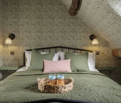 The Miller's Snug at Cowley House Master Bedroom - StayCotswold