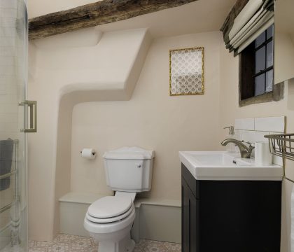 The Miller's Snug at Cowley House Master Bedroom Ensuite - StayCotswold