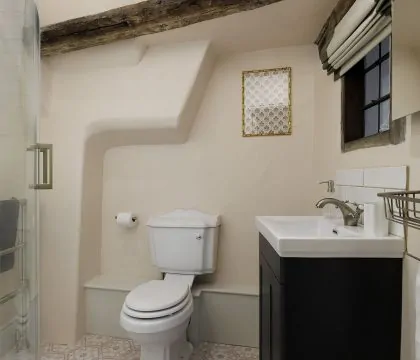 The Miller's Snug at Cowley House Master Bedroom Ensuite - StayCotswold