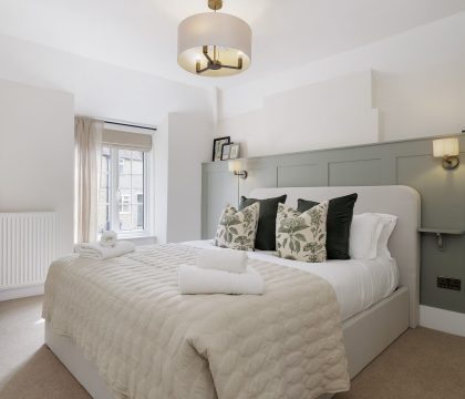 The Smithy Master Bedroom - StayCotswold