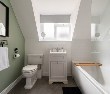 Eagle Cottage Family Bathroom - StayCotswold