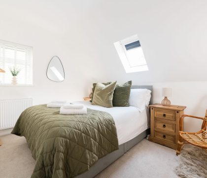 Eagle Cottage Master Bedroom - StayCotswold