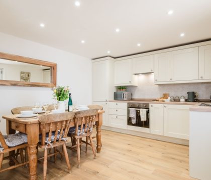 Owl Cottage Kitchen/Dining Area - StayCotswold