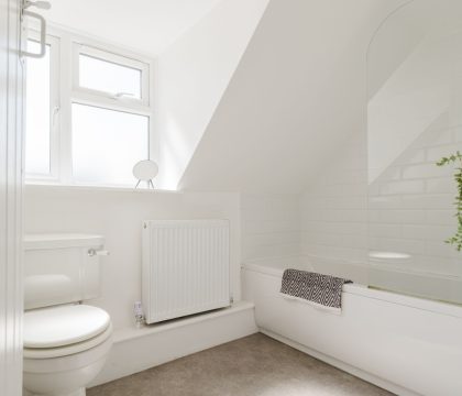 Owl Cottage Family Bathroom - StayCotswold