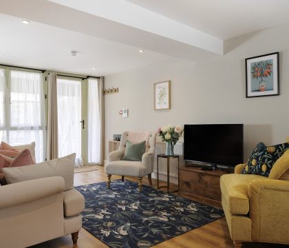 The Staircase Living Room - StayCotswold