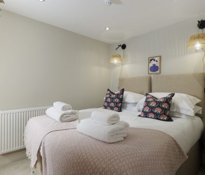 The Staircase Bedroom 2 - StayCotswold