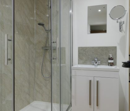 The Staircase Master Bedroom Ensuite - StayCotswold
