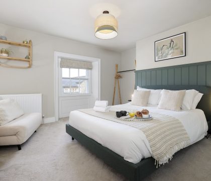 Molls Yard Bedroom 2 - StayCotswold