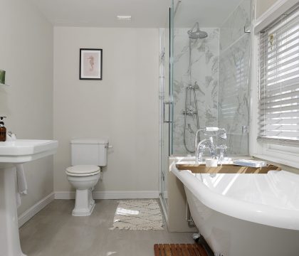 Molls Yard Family Bathroom - StayCotswold