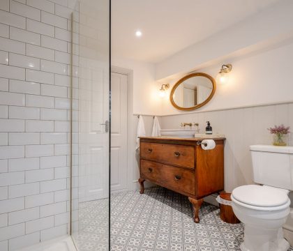 Stonecrop Cottage Family Bathroom - StayCotswold