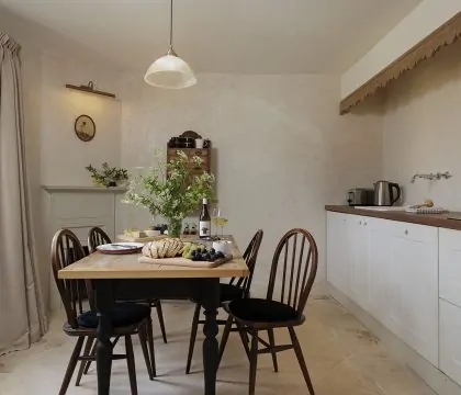 The Gatehouse Kitchen/Dining Room - StayCotswold