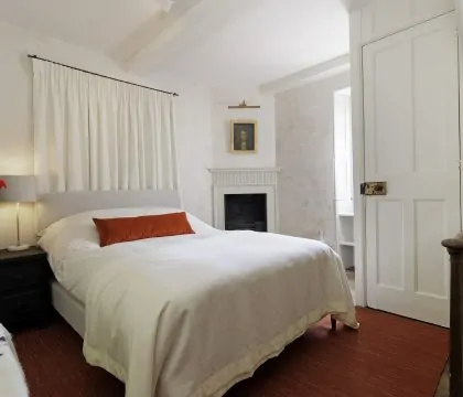 The Gatehouse Bedroom - StayCotswold
