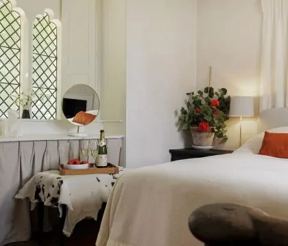 The Gatehouse Bedroom - StayCotswold