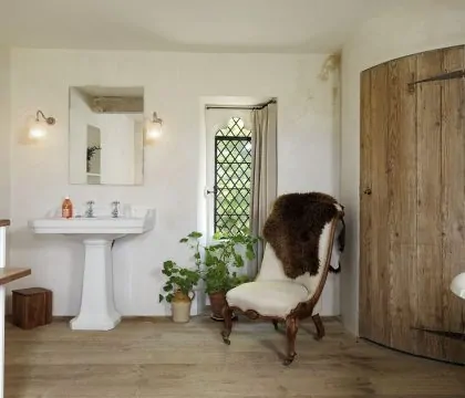The Gatehouse Bathroom - StayCotswold