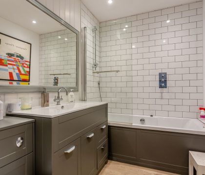 Honeysuckle House family bathroom - StayCotswold