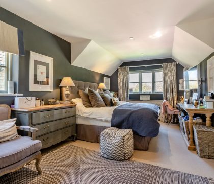 Honeysuckle House Master bedroom - StayCotswold