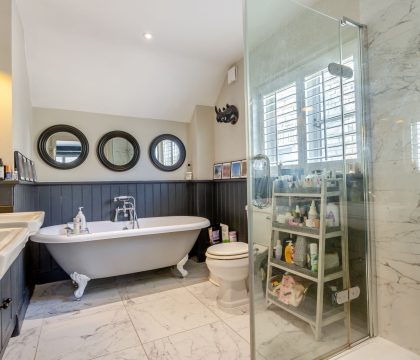Honeysuckle House Master bedroom ensuite - StayCotswold