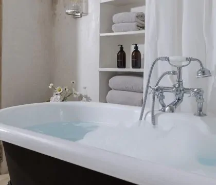 The Gatehouse Bathroom - StayCotswold
