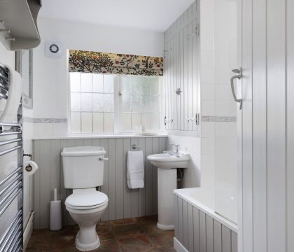 Appletree Cottage Family Bathroom - StayCotswold