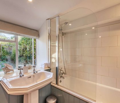 Garden Cottage Family Bathroom - StayCotswold