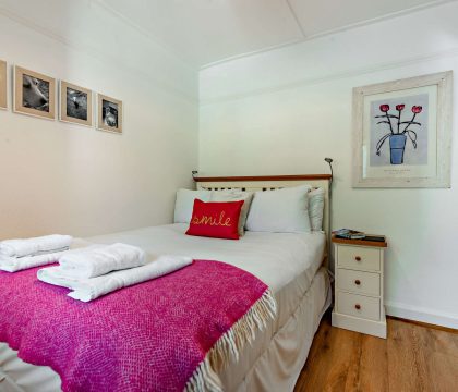 Tukes Cottage Bedroom 2 - StayCotswold