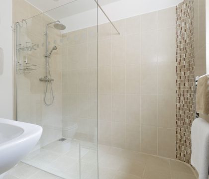 Hook Norton Barn Shower Room - StayCotswold